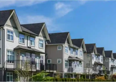 Rangée de maisons et condos sur la Rive-Sud de Montréal