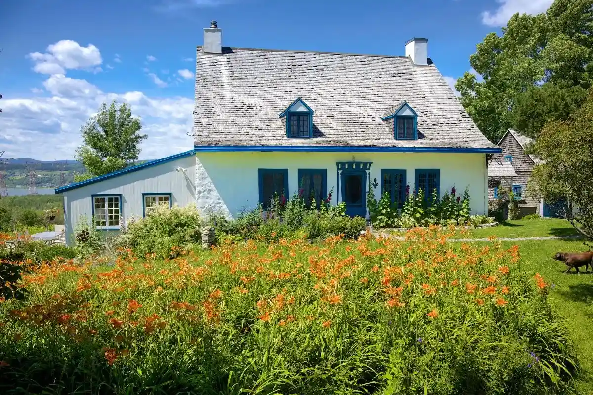 Maison ancestrale avec jardin fleuri sur la Rive-Sud de Montréal